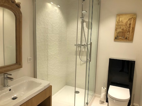 Deluxe Double Room (La Chambre Rose) | Bathroom | Shower, rainfall showerhead, free toiletries, hair dryer. Villa Mary