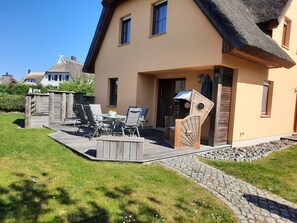 Outdoor dining - Vacation home close to the beach with sauna, fireplace, washing machine & wifi incl. Incidental costs (Glowe)