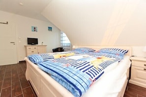 3 quartos, ferros/tábuas de passar roupa, berço de viagem
