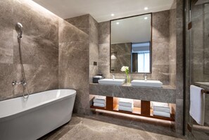 Bathroom - Ramada Encore by Wyndham Wuhan Caidian (Wuhan)