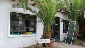 A building with a sign reading "Hostal Vida 2000" and a welcome sign. - Hostal Vida 2000 (Santa Cruz)