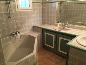 Tina con regadera, secadora de cabello, toallas, jabón 