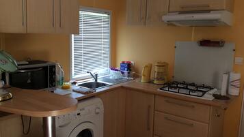 Een koelkast, een microgolfoven, een oven, een kookplaat