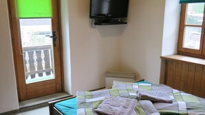 Economy Double Room | WiFi (free), bed sheets - SnowBunnys BackPackers Hostel (Kitzbuhel)
