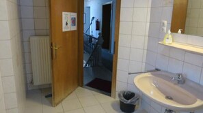 Bathroom - SnowBunnys BackPackers Hostel (Kitzbuhel)
