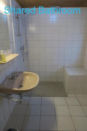 Bathroom shower - SnowBunnys BackPackers Hostel (Kitzbuhel)