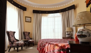 Decoración personalizada, muebles diferentes y cortinas blackout