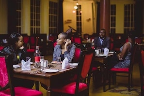 Petit déjeuner, déjeuner et dîner servis sur place