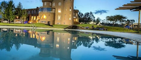 Una piscina al aire libre