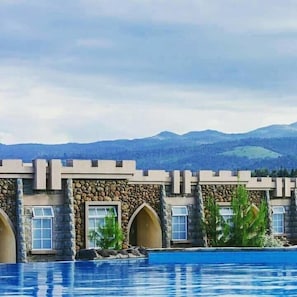 Una piscina al aire libre