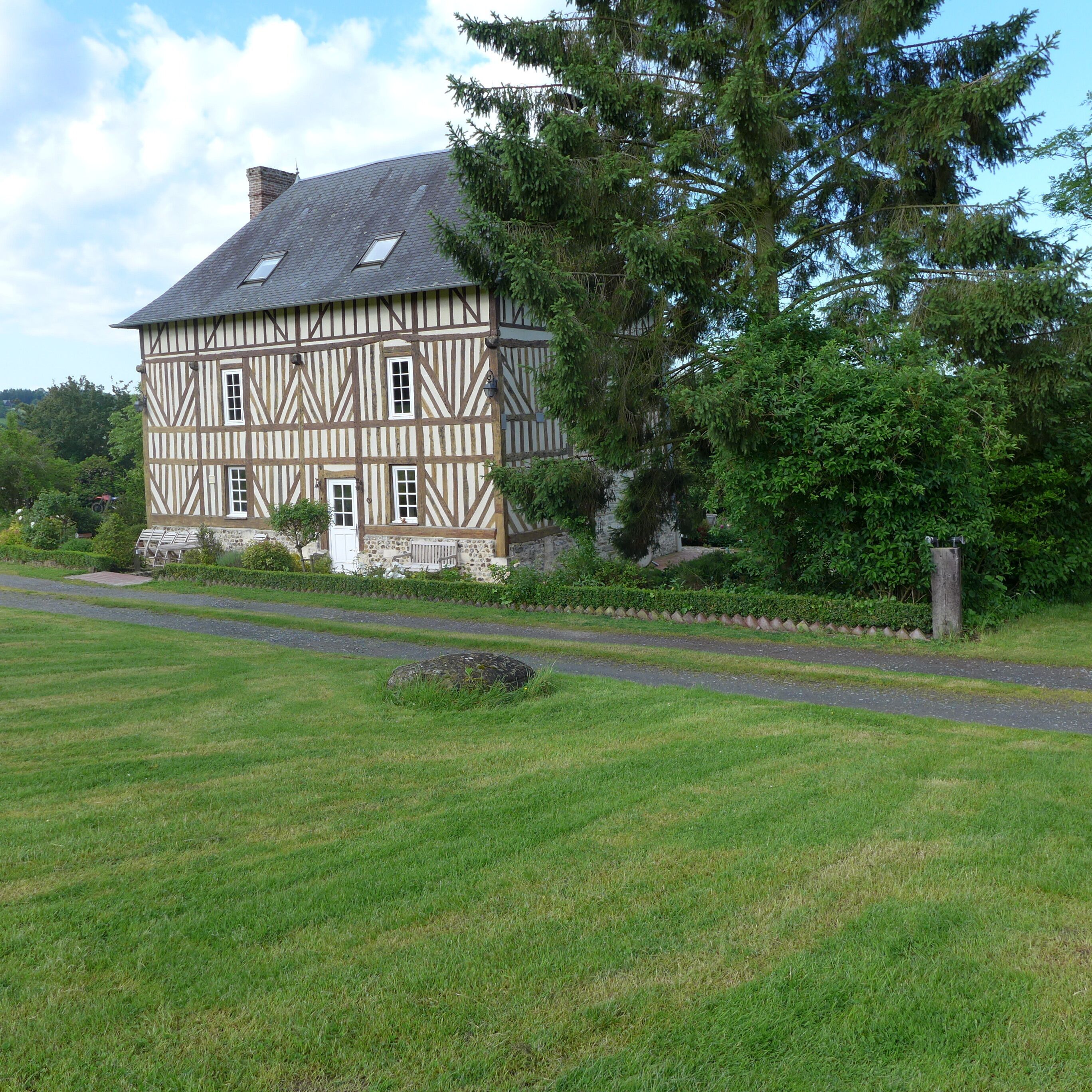 Charming country mansion with swimming pool, near a golf course