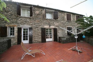 Terrace/patio - Small Hamlet of Stone Houses XVII, LES GARIDELS 07140 GRAVIERES (Gravières)