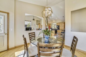 Casa, 4 habitaciones | Restaurantes