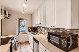 Microondas, lavavajillas, utensilios de cocina