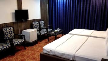 Family Suite, 1 Large Single Bed, Smoking | Living room