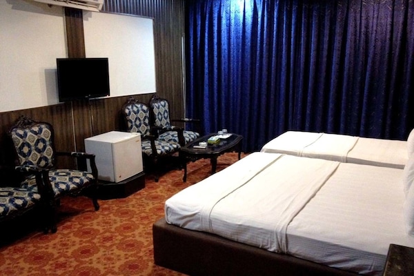 Family Suite, 1 Large Twin Bed, Smoking | Living room