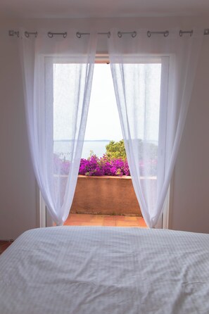 5 chambres, coffres-forts dans les chambres, bureau