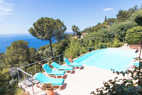 Family villa with pool, A/C, sea view and Golden Islands (10 people)