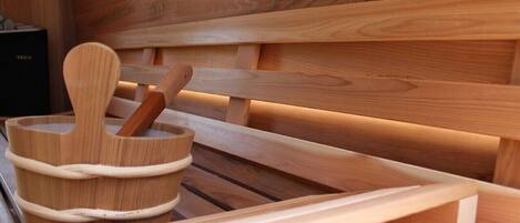 Un banco de madera con un balde y una cuchara de madera.