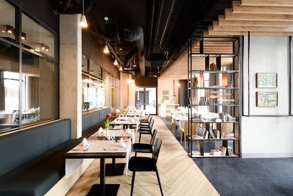 供应早餐、午餐和晚餐，波兰菜