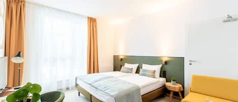 Habitación doble | Caja de seguridad en la habitación y cortinas blackout