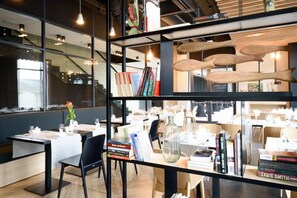 Café da manhã inglês grátis todos os dias