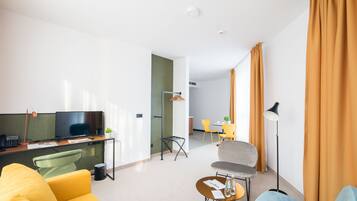 Lägenhet Deluxe | Värdeförvaringsskåp på rummet och mörkläggningsgardiner