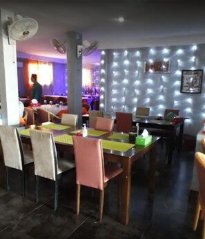 Café da manhã, almoço e jantar; culinária indiana