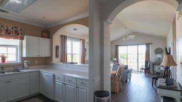 Condo, 2 phòng ngủ | Bếp riêng | Tủ lạnh, lò vi sóng, lò nướng, máy rửa bát