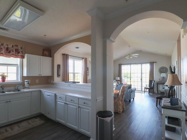 Condo, 2 habitaciones | Cocina privada | Refrigerador, microondas, horno y lavavajillas 