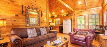 ★★ Leuke + gezellige hut genesteld in de bergen ★ Dichtbij de stad ★ Hot Tub ★ Wifi ★★