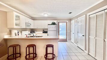 KylskÄp, mikrovÄgsugn, ugn och spishÀll