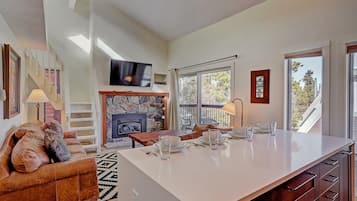 Condo, 1 Bedroom | Private kitchen | Fridge, microwave, oven, dishwasher
