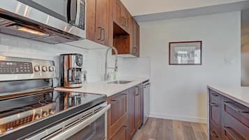 Condo, 1 Bedroom | Private kitchen