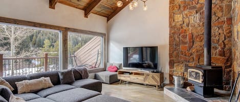 Stadtwohnung, 6 Schlafzimmer | Wohnbereich | Flachbildfernseher