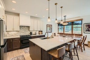 Townhome, 3 Bedrooms | Private kitchen | Fridge, microwave, oven, dishwasher
