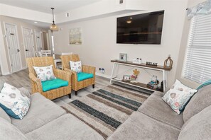 Condo, 3 Bedrooms | Living area