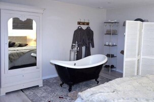 Chambre Double, 1 grand lit, non-fumeurs | Baignoire relaxante profonde