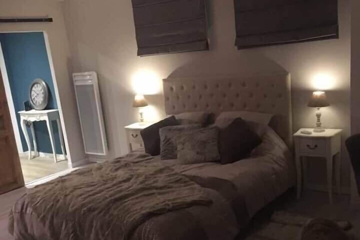 Double Room, 1 Queen Bed, Non Smoking | Premium bedding, blackout drapes, WiFi (free), bed sheets