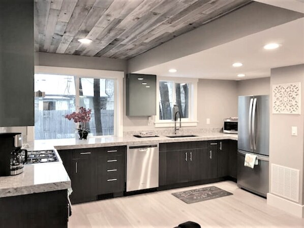 Kjøleskap, mikrobølgeovn, ovn og kokeplater