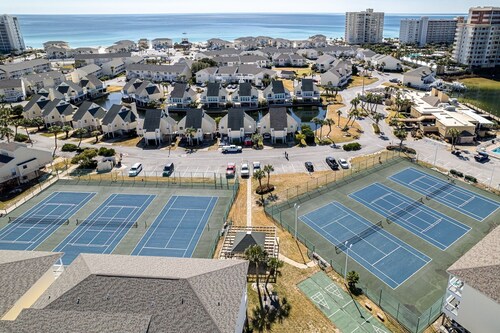 SPC 1034 is a Pet Friendly 1 BR with Free Beach Service for 2! by RedAwning