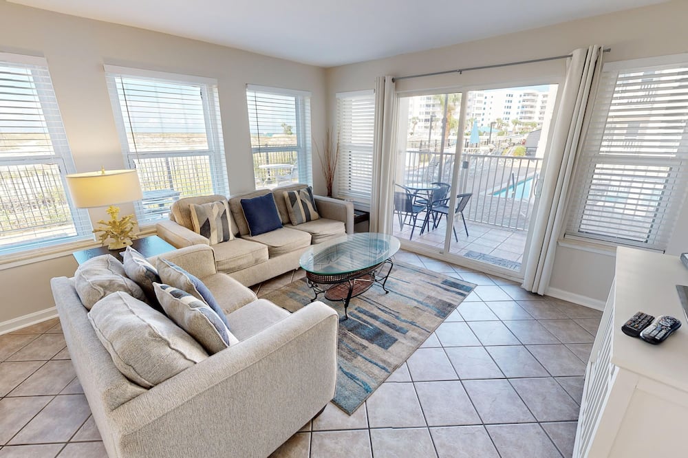Poolside S 101 2 Bedroom Condo by RedAwning - Destin Harbor, FL
