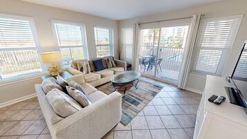 公寓式客房, 2 间卧室 | 起居区 | 电视