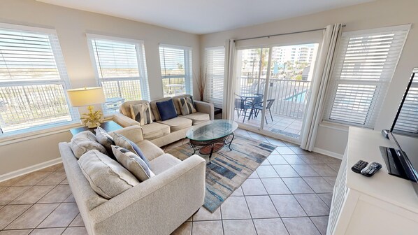 Appart'hôtel, 2 chambres | Coin séjour | Télévision