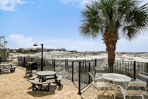 Appart'hôtel, 2 chambres | Restauration extérieure