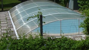 Piscine extérieure en saison, chaises longues