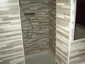 Familiekamer | Badkamer met douche