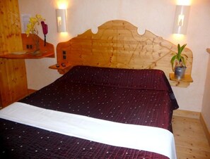 Family Room | Free WiFi, bed sheets - Hôtel le Jardin de la Rivière (Foncine-le-Haut)