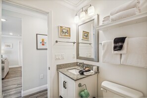 Condo, 2 phòng ngủ | Phòng tắm | Vòi sen/bồn tắm kết hợp, khăn tắm 