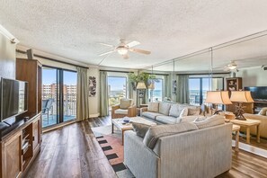 Living area - Inlet Reef 510 2 Bedroom Condo by RedAwning (Destin)